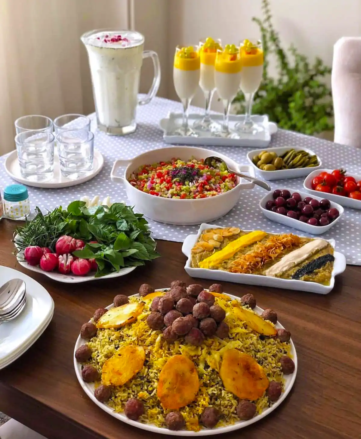 چیدن سفره غذای ایرانی