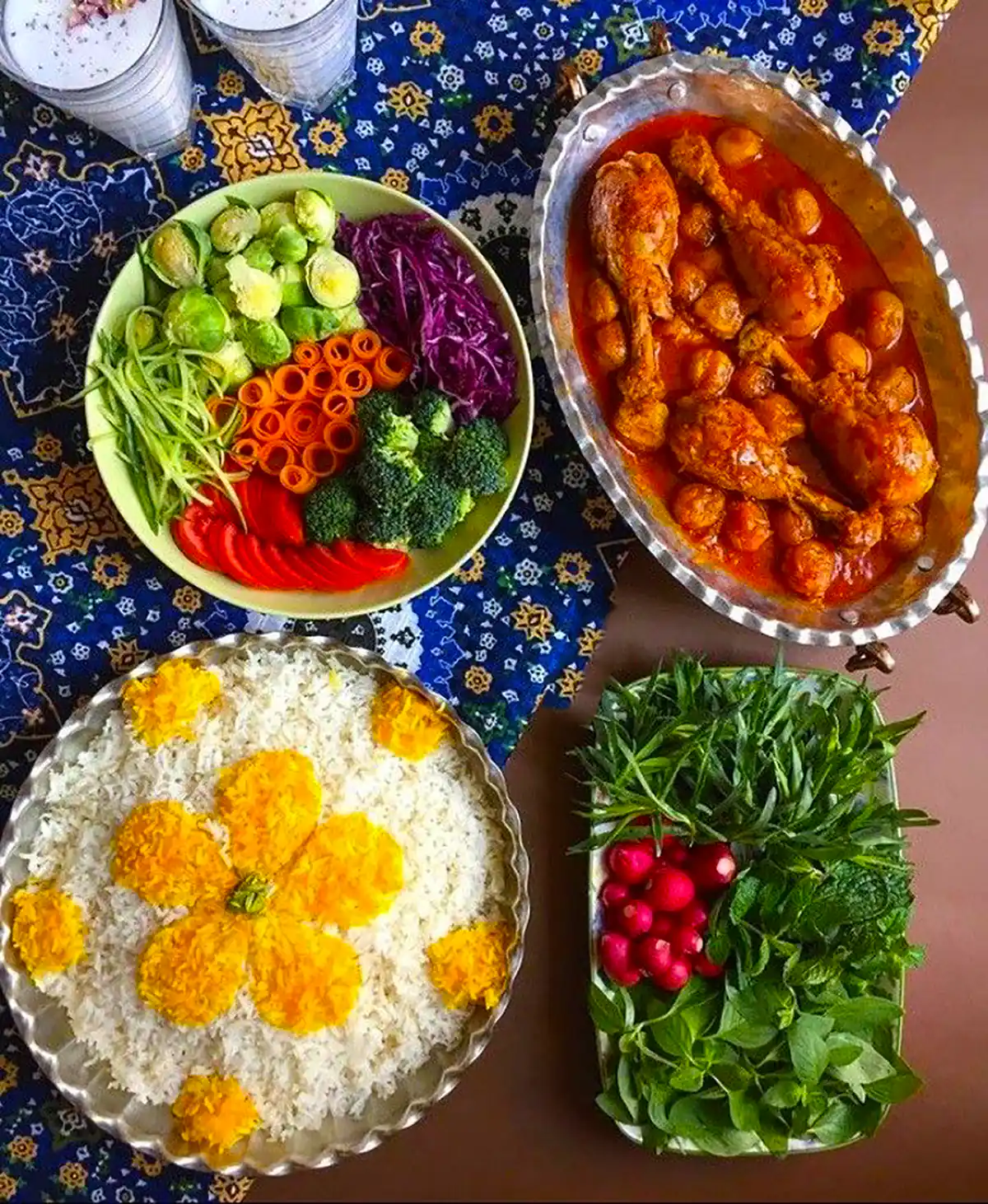چیدن سفره غذای ایرانی
