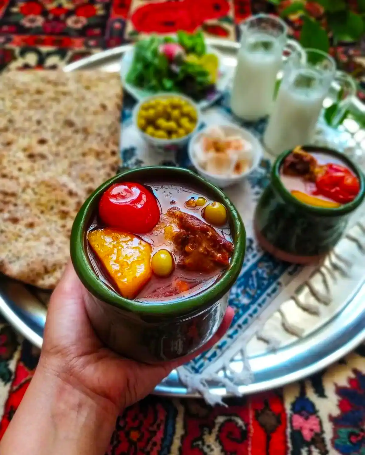چیدن سفره غذای ایرانی