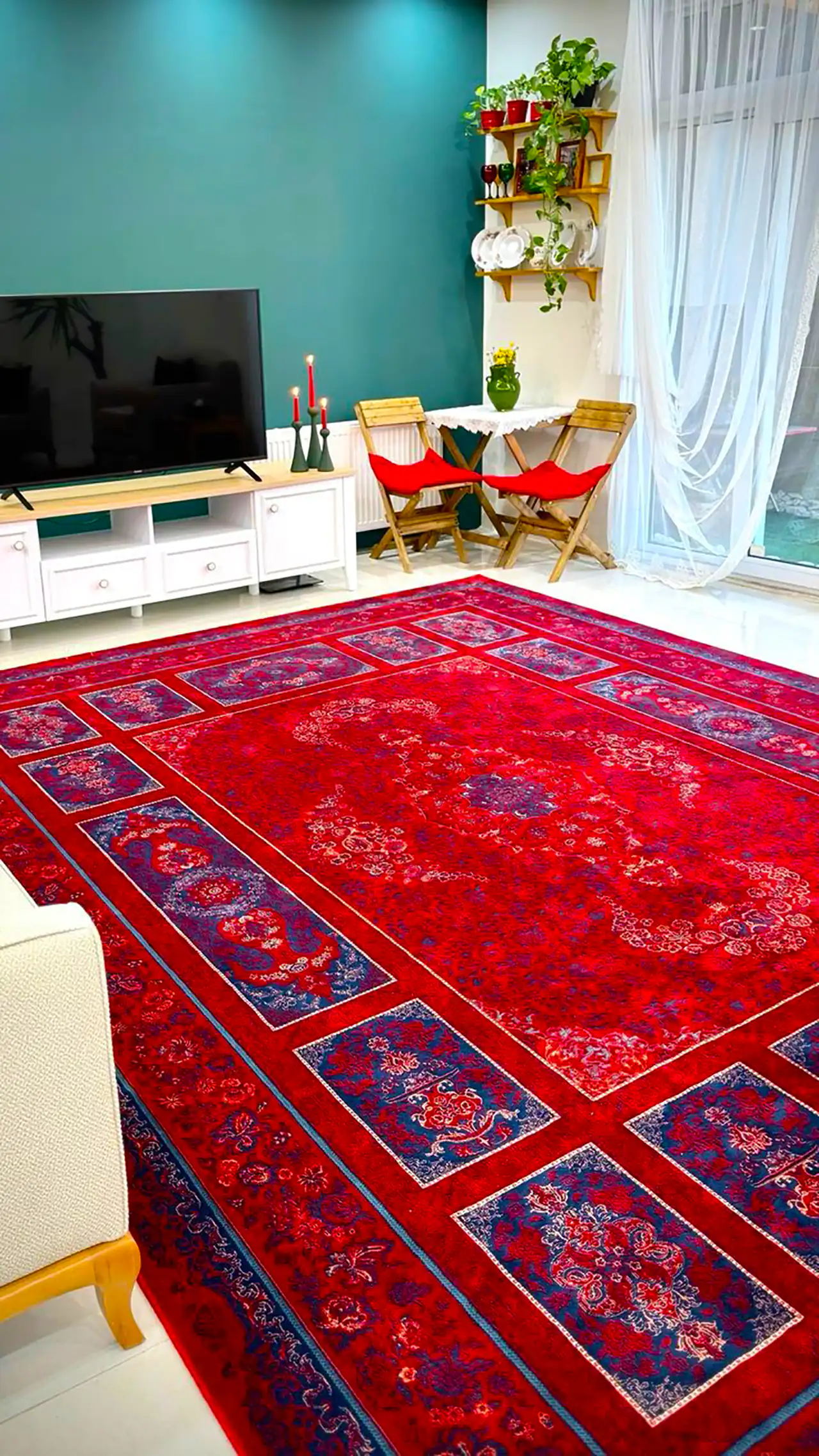 چیدمان پذیرایی با فرش قرمز لاکی