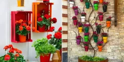 گلدان دیواری کلاسیک؛ ۱۵ ایده زیبا برای دیوارهای باغچه و تراس چشم‌نواز منزل