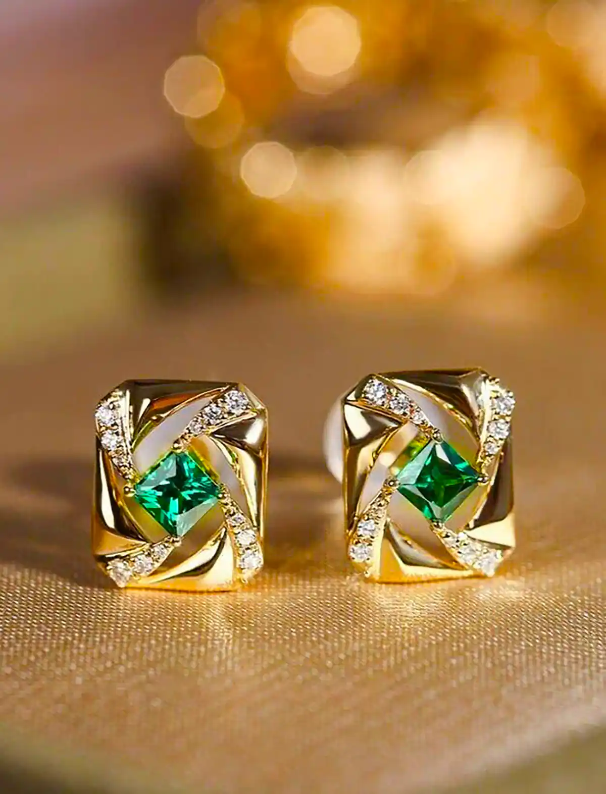 گوشواره کلاسیک زمردی