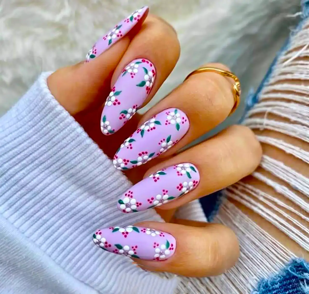 طراحی گل روی ناخن دست