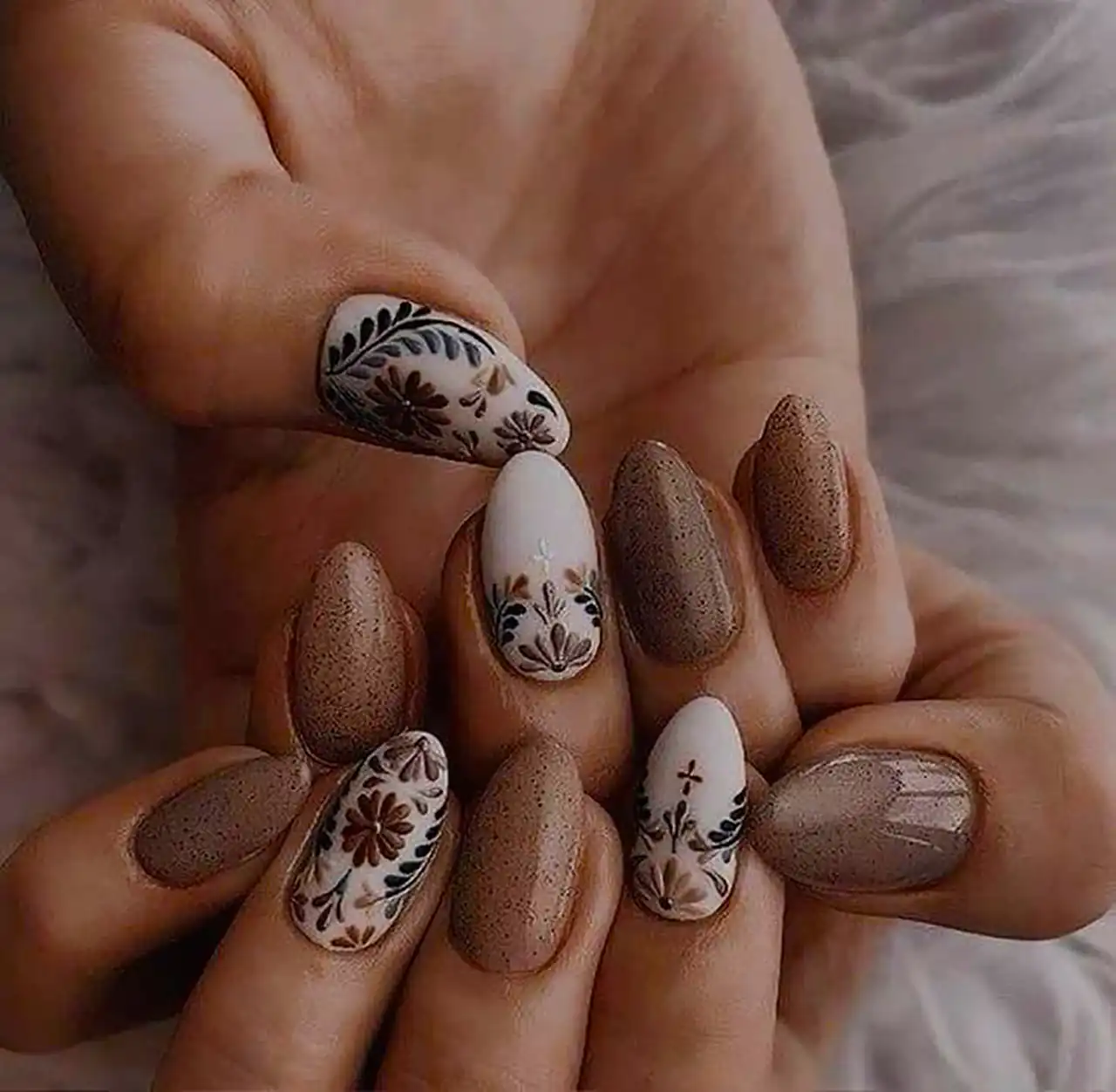 طراحی گل روی ناخن دست