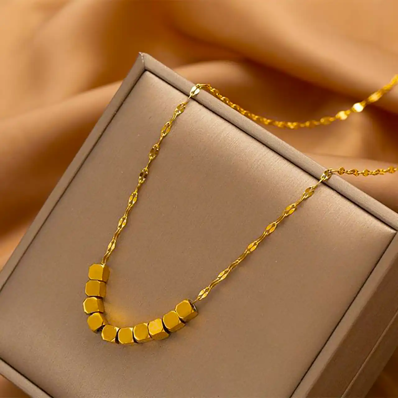 گردنبند مینیمال اقتصادی