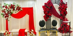 بک دراپ قرمز حنابندان؛ ۱۵ عکس چشمگیر برای دکور بی‌نظیر مراسم سنتی