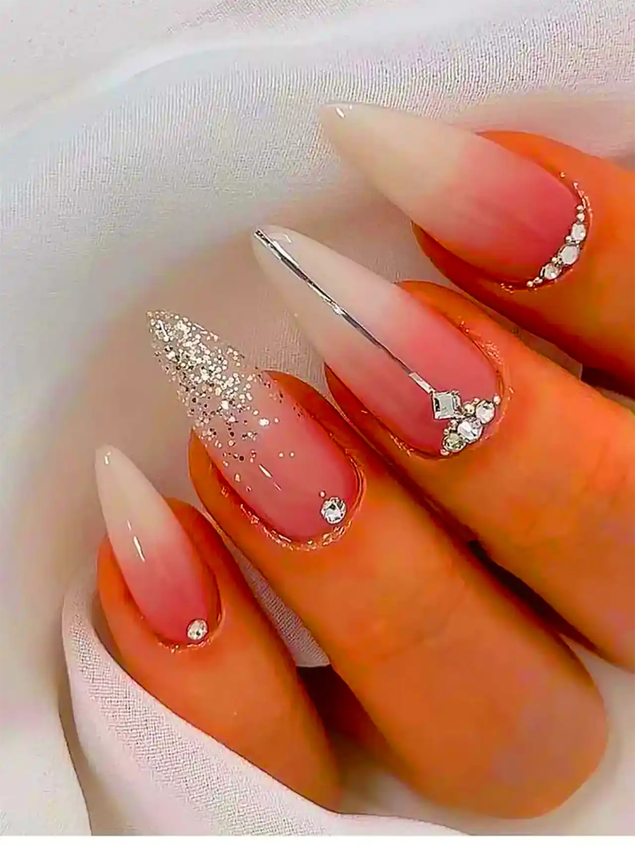 کاشت ناخن نوک تیز