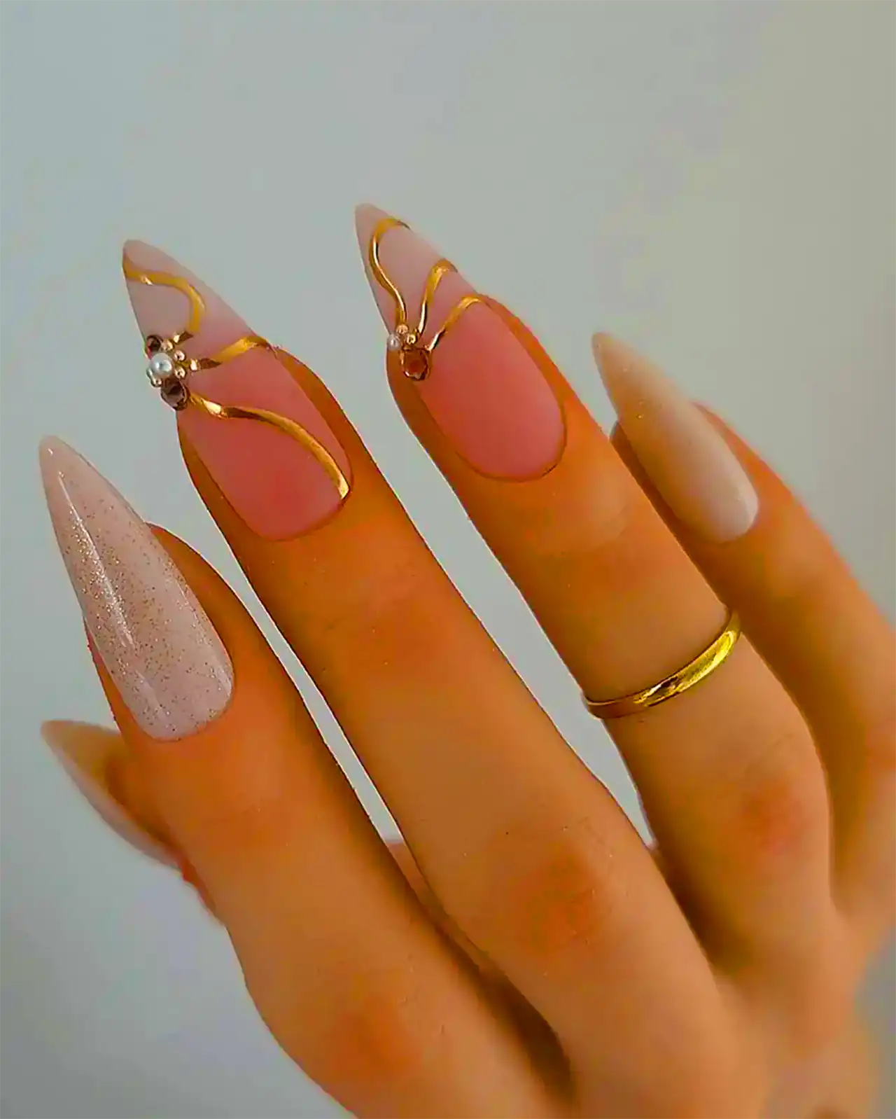 کاشت ناخن نوک تیز