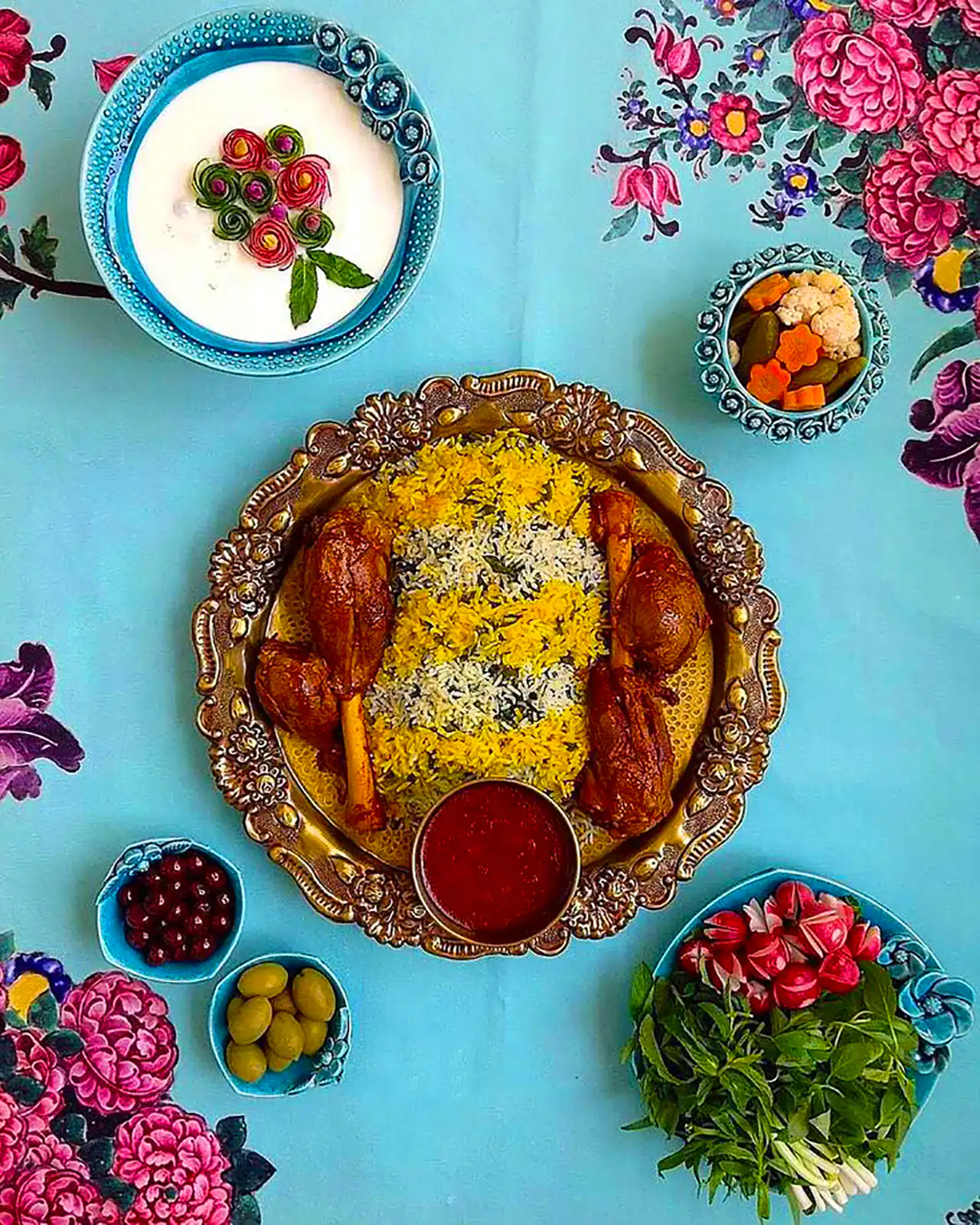سرو غذا ایرانی در سینی