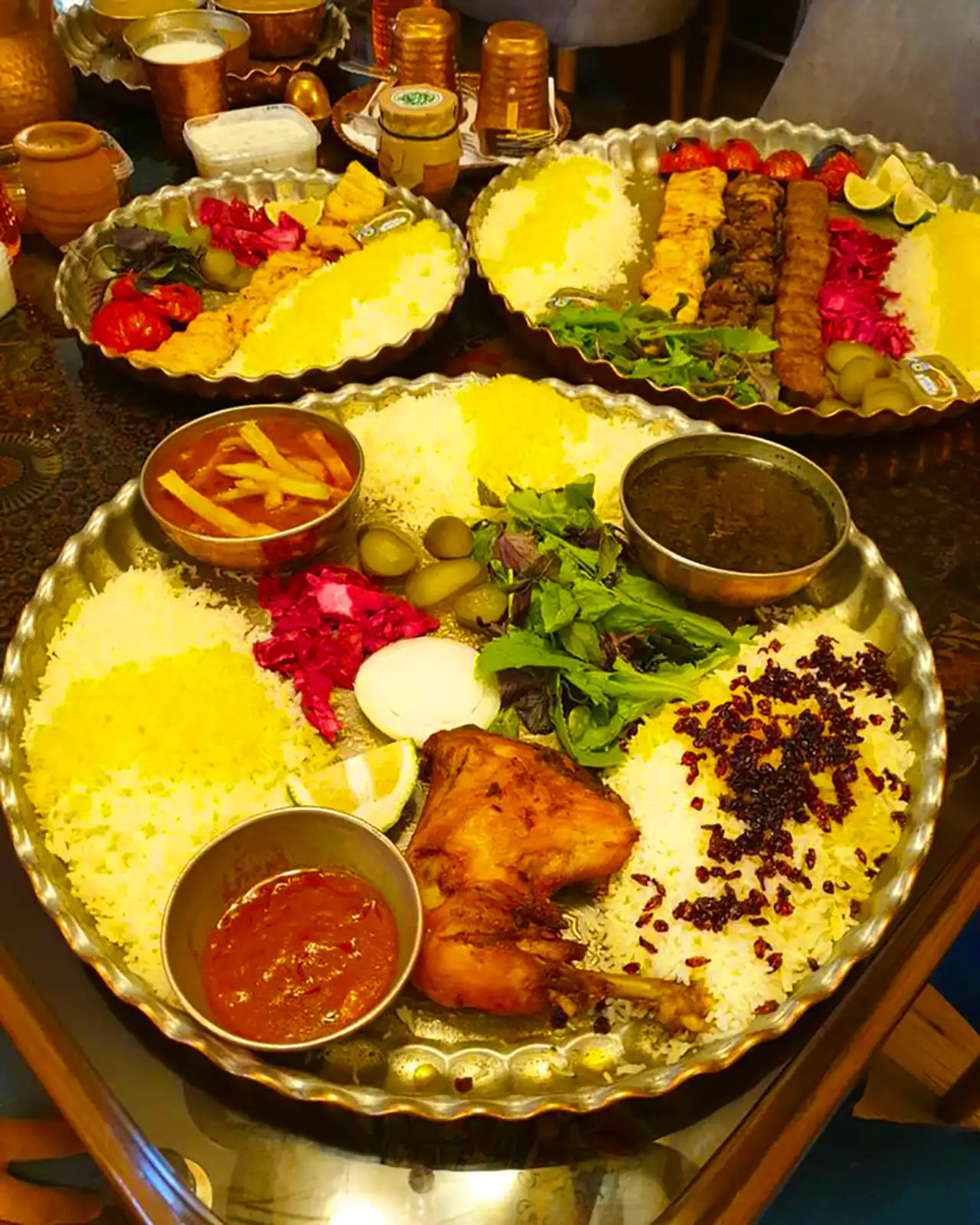 سرو غذا ایرانی در سینی