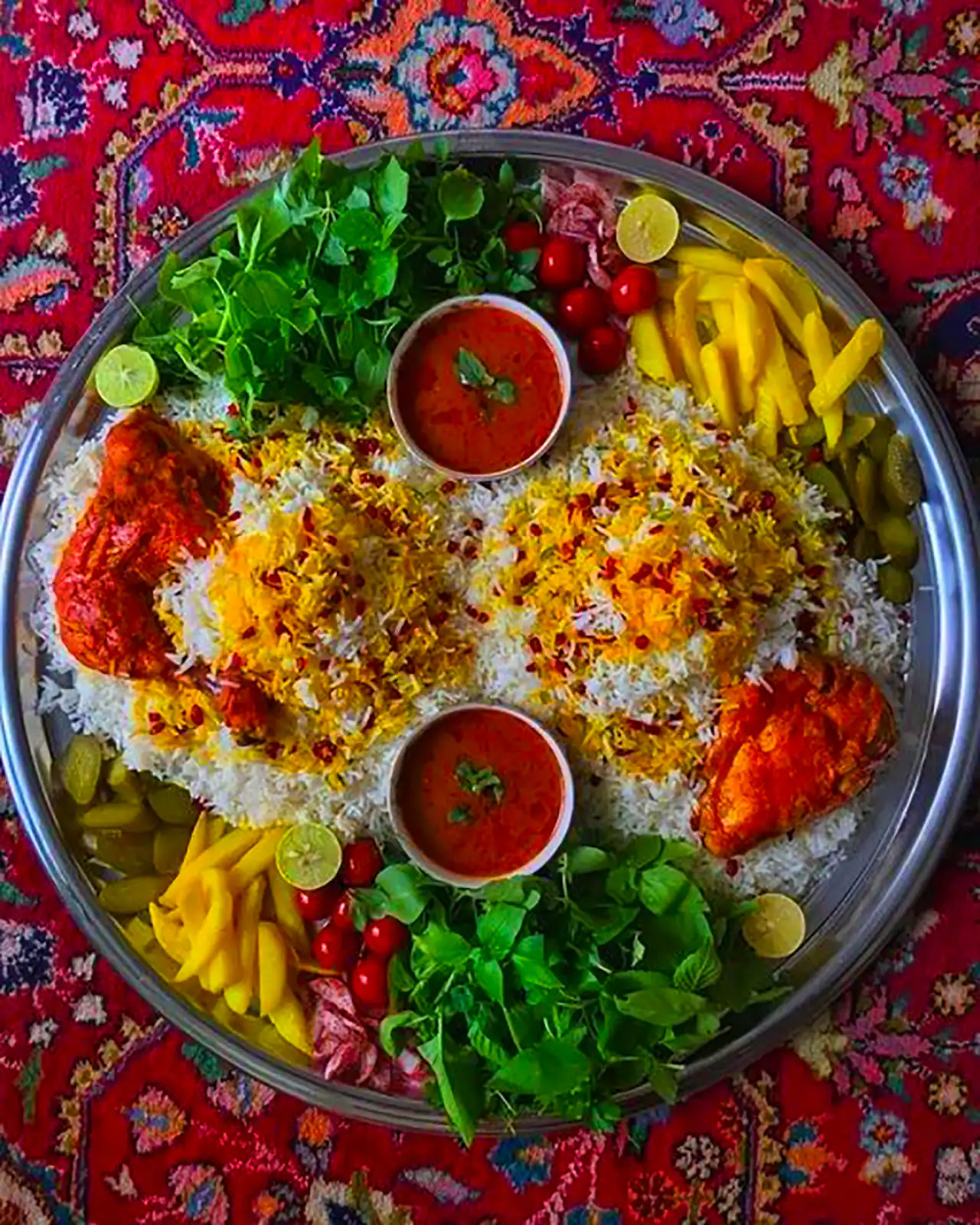 سرو غذا ایرانی در سینی