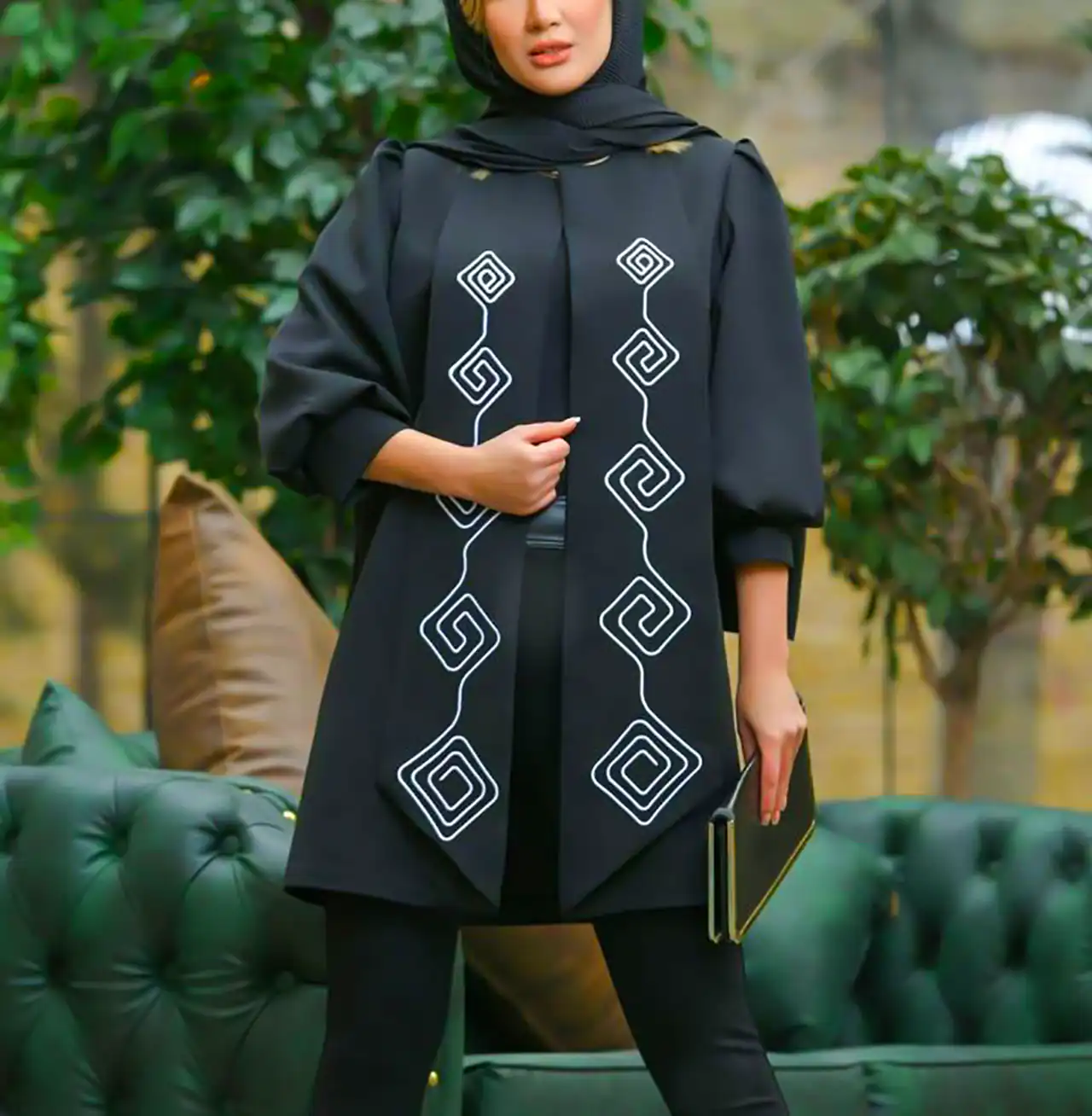 تیپ زنانه با مانتو مشکی