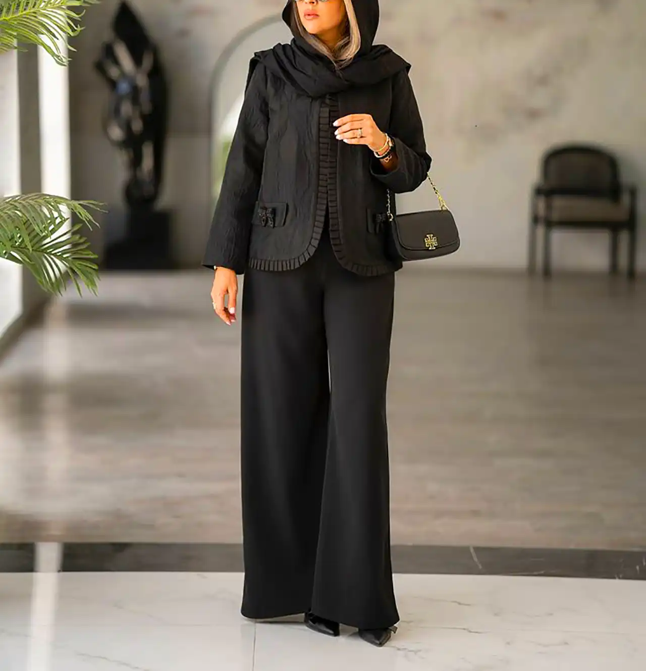 تیپ زنانه با مانتو مشکی