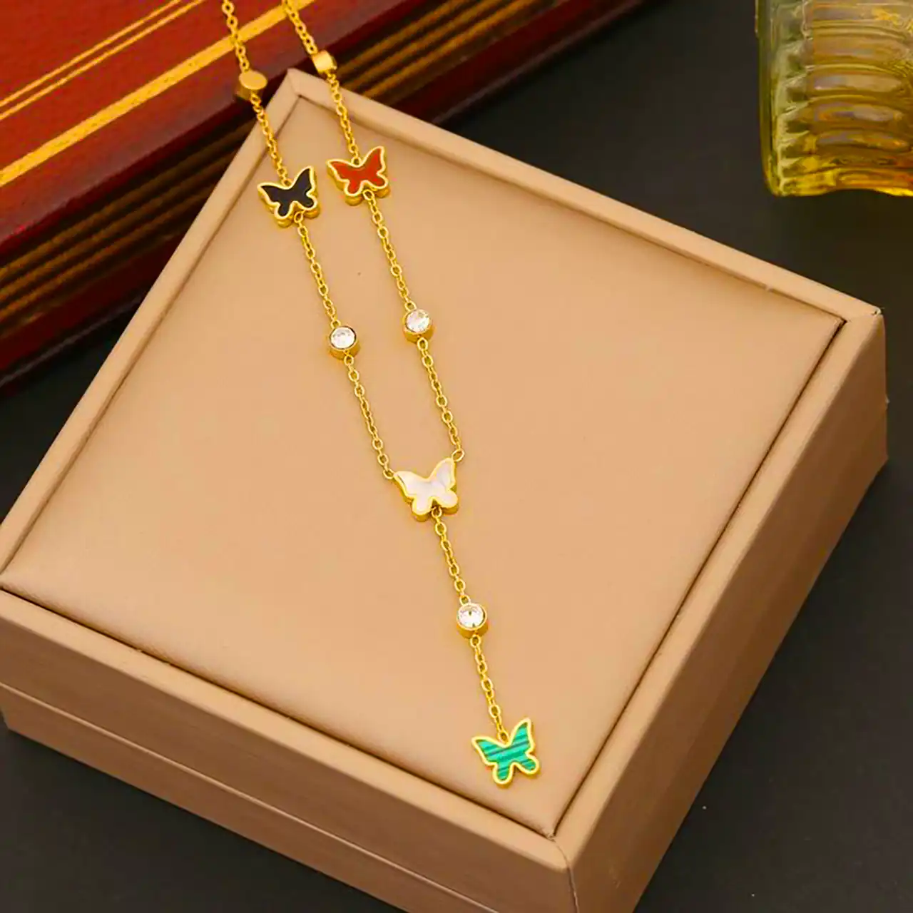 زنجیر گردنی پروانه ای