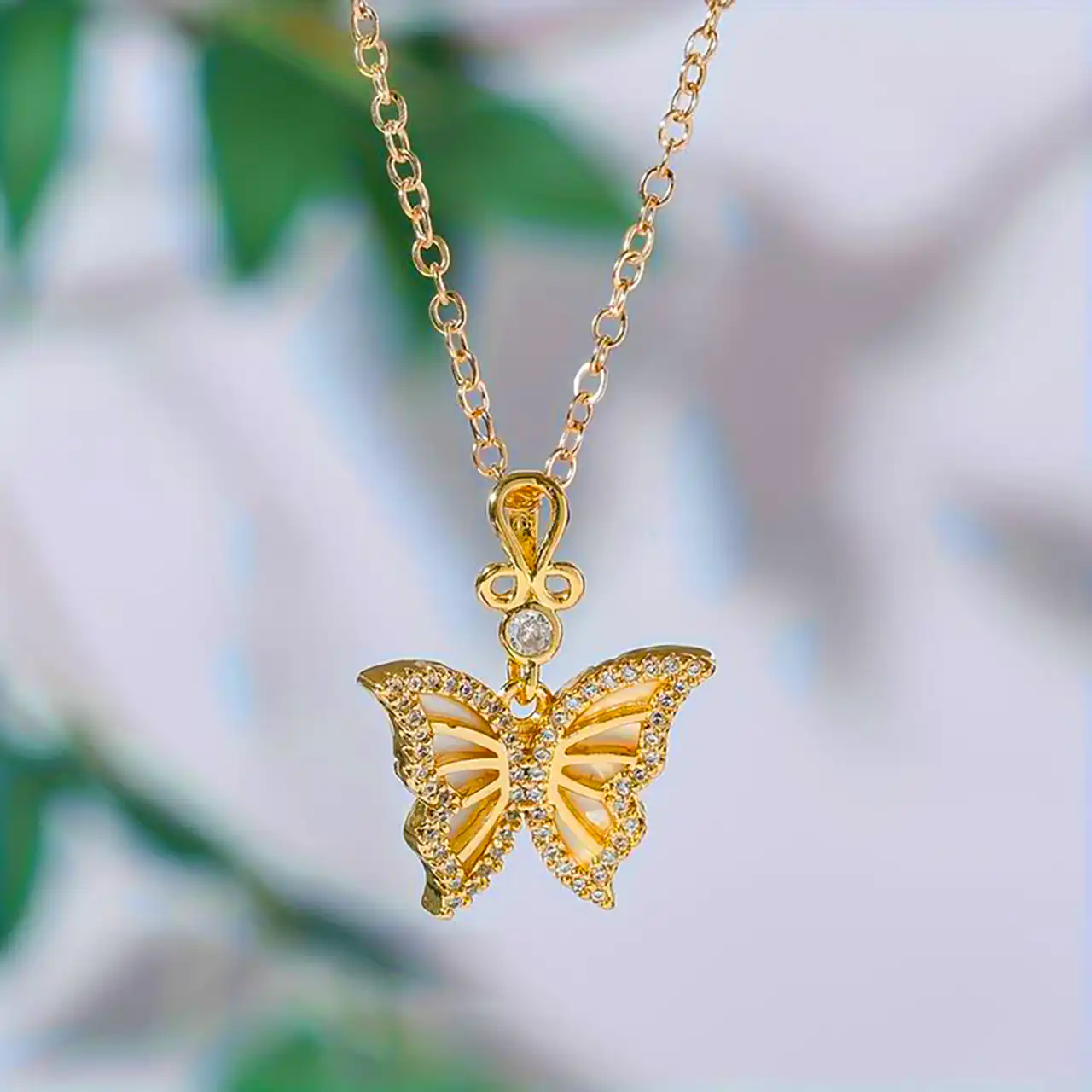 زنجیر گردنی پروانه ای