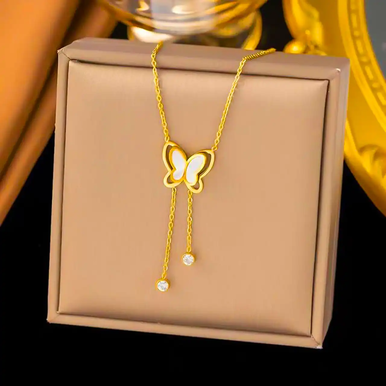 زنجیر گردنی پروانه ای