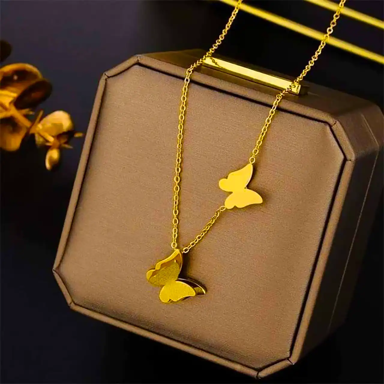 زنجیر گردنی پروانه ای