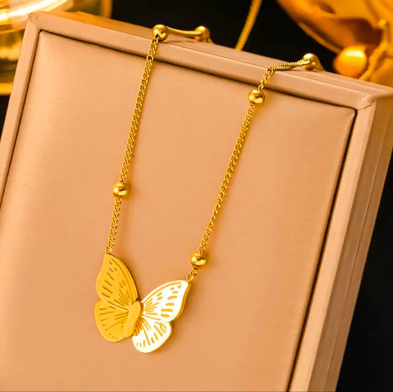 زنجیر گردنی پروانه ای