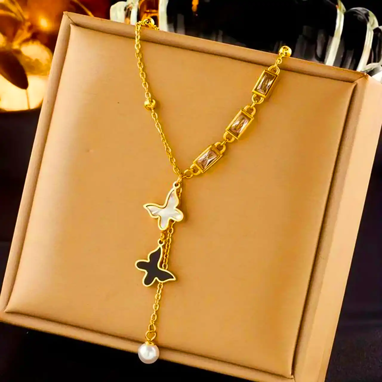 زنجیر گردنی پروانه ای