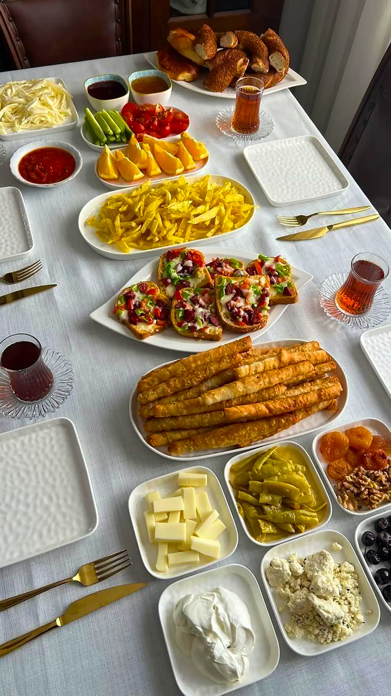 میز شام ساده مهمانی خانوادگی