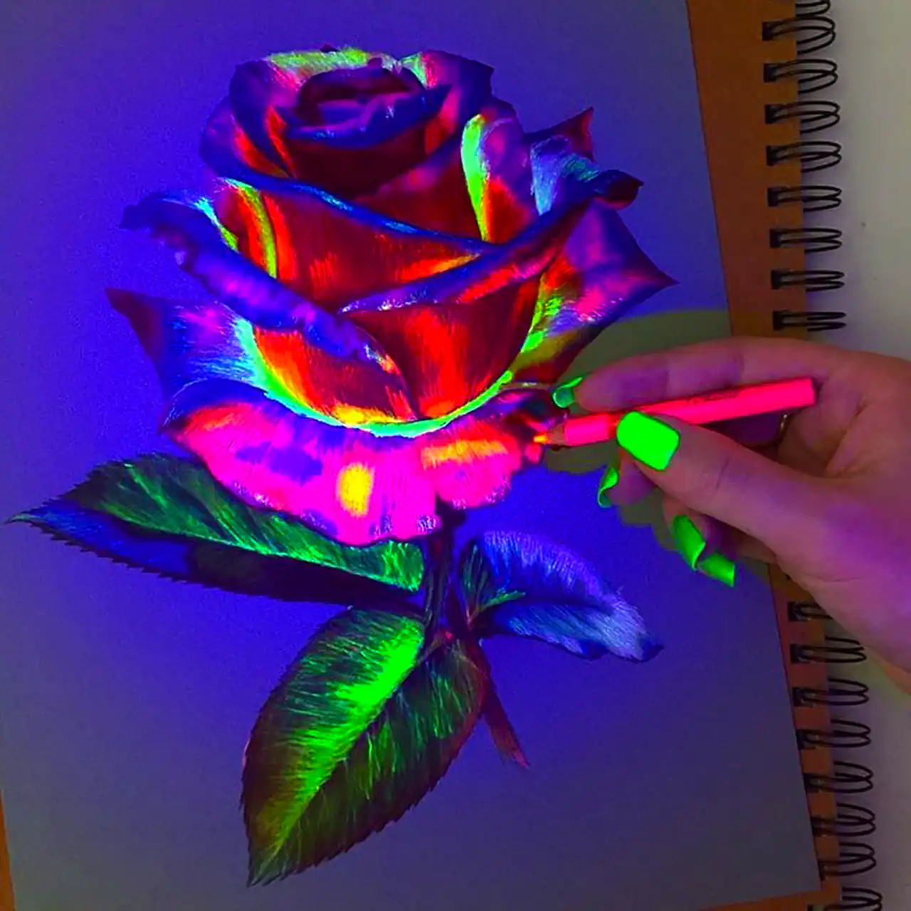 نقاشی با رنگ شبرنگ