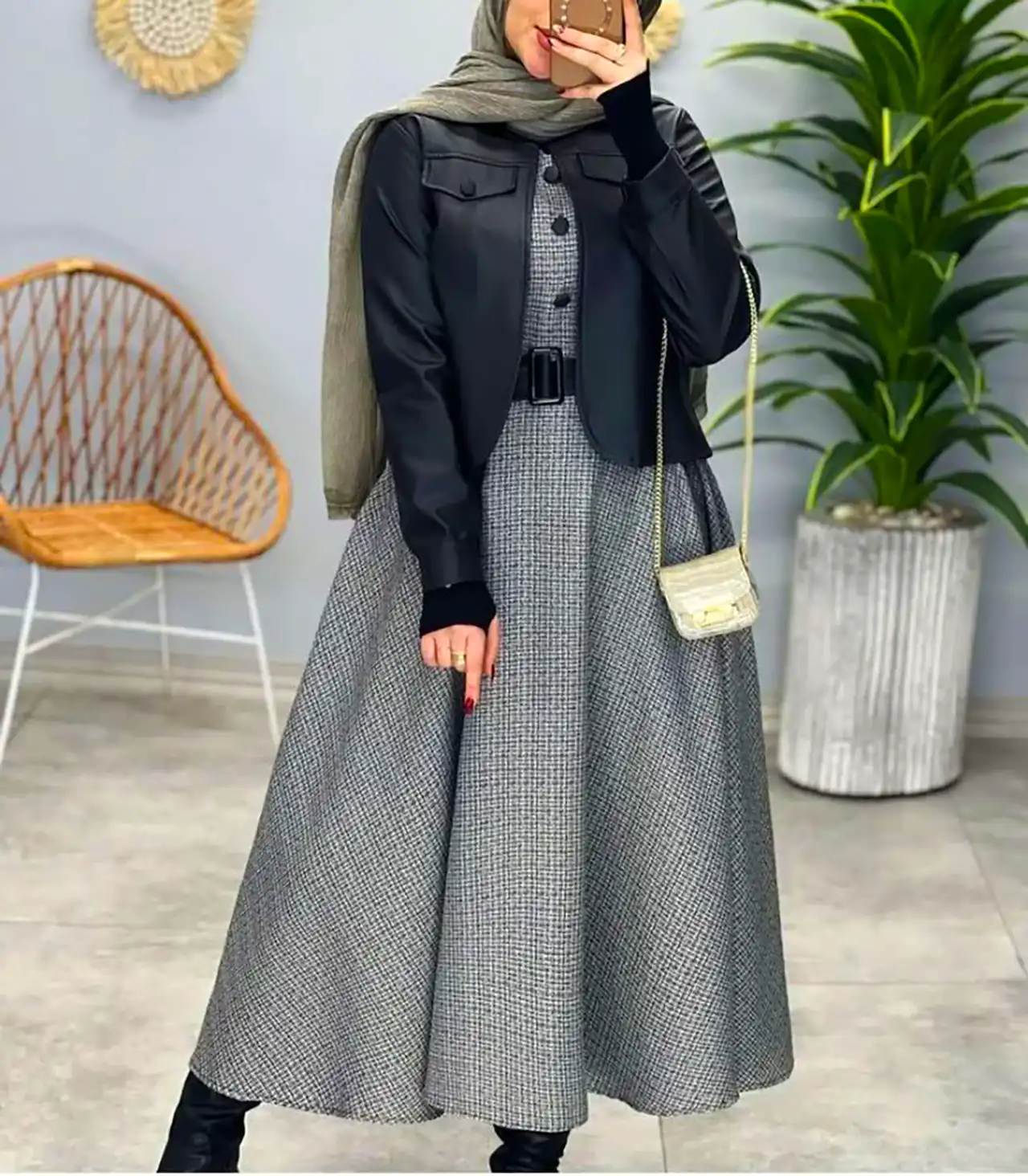 تیپ زنانه با کت چرم